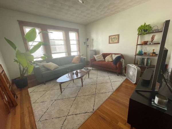 $1,100 / 3br - Huge Room in sunny 3rd-floor apartment in Winter Hill (Somerville)63871206219905120