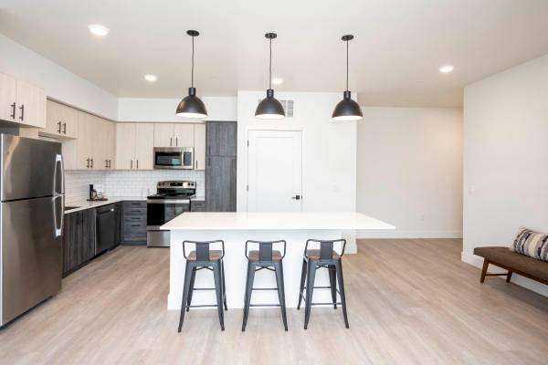 $2,719 / 2br - 1016ft2 - Encimeras de cuarzo, sala de relajación con estación de café gourmet (santa rosa)63824665770369121