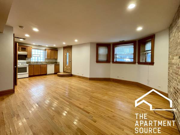 $1,975 / 1br - 700ft2 - HOT Location Logan Sq Garden 1 Bed w/Central Air + In Unit WD! (Logan Square)63898858944131124