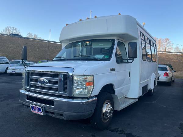 2008 Ford Econoline 15 Passenger 1