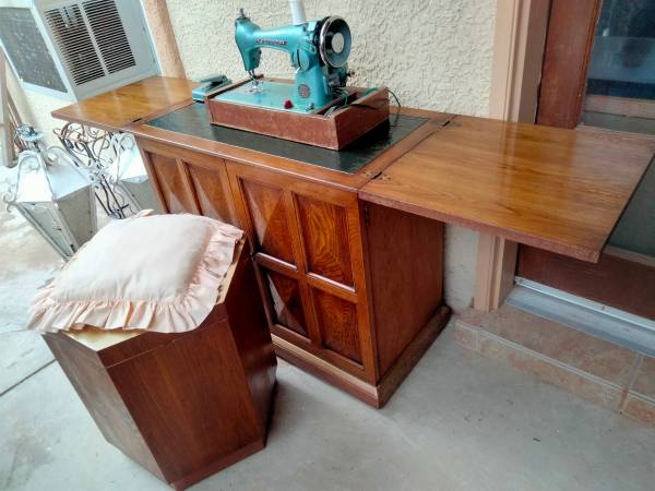 Antique Sewing machine with enclosed cabinet 1