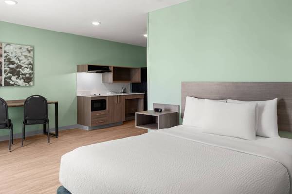 $385 / 1br - Accessible van parking, Daily Housekeeping, 100% Smoke-Free Hotel (5831 Alta Lk Dr, Indianapolis, IN)63989076640131120