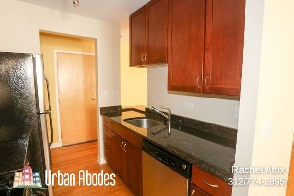 $2,150 / 1br - 700ft2 - $300 OFF 1ST MONTH! Spacious 1 Bed -Walk to Everything! Available Now (Lincoln Park)63898858305667123