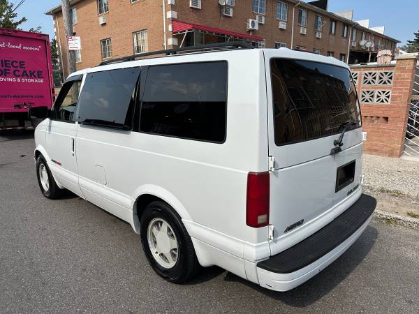2001 Chevrolet Astro LS AWD, solo 102 mil millas. - $5,990 (Maspeth)63469898258947123