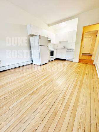 $2,450 / 1br - 2nd Floor Front-Facing 1br on Beacon Street -Avail. NOW- *NO FEE*63856229260289123