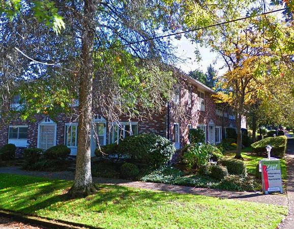$1,410 / 2br - Lots of Well-Reviewed Dining Destinations - Desirable 2 Bedroom (South Salem)63660444267393123