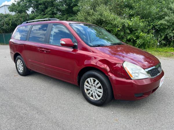 2012 Kia Sedona 1 dueño funciona bien - $1,995 (línea Mass / NH)63618116231043124