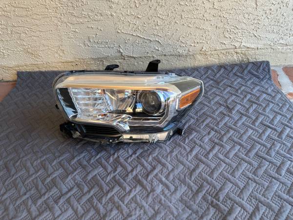Toyota Tacoma Headlight 2016-2021 1