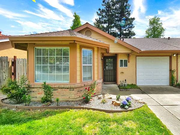 $900 / 2br - 914ft2 - **@@Updated 2-Bed Home Near Downtown & Discovery Park@@** (Sacramento)64043666545153120