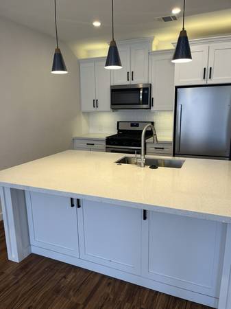 $1899.00 / 2br - 950ft2 - Fully rennovated and updated cute and cozy home63906680869123120