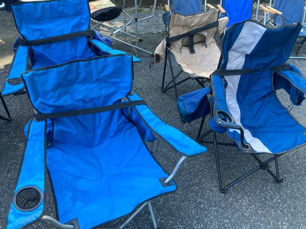 4 PORTABLE FOLDING CAMPING OR DECK CHAIRS IN GREAT CONDITION 1