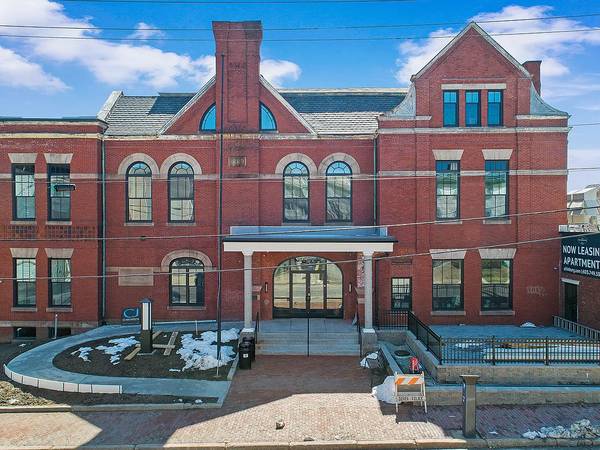 $2,200 / 1br - 598ft2 - New Apartment in Historic Courthouse-- Heat/AC and Hot Water Included (DOVER)63931657808002120