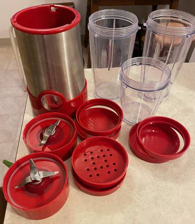 BELLA Personal Size Rocket Blender for Smoothies and Shakes 1