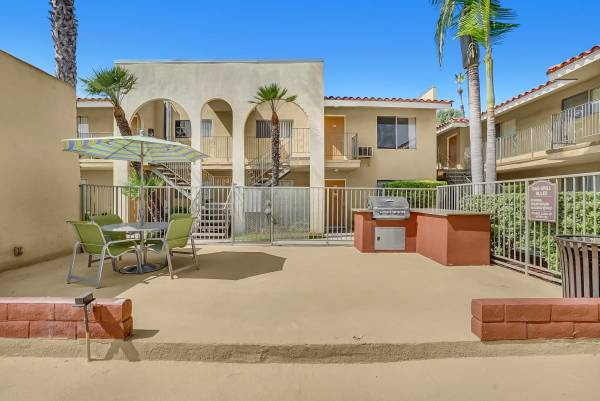 $2,030 / 1 hab. - 700 pies² - Estacionamiento asignado sin cubierta, alfombra, todos los apartamentos tienen aire acondicionado (13811 Shoemaker Ave, Norwalk, CA)63700919911555123