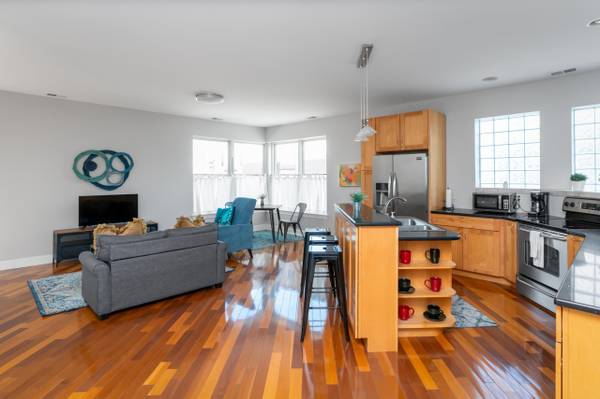 $1,100 / 1br - 867ft2 - Stunning 1-bed, 1-bath corner unit condo (Chattanooga)63993220594818123