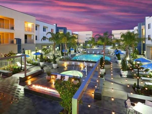 $3,230 / 2br - 1006ft2 - Private Balcony or Deck, Oversized Walk-In Closets (Oxnard)63800428112257120