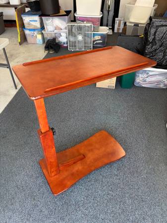 Mesa "C" ajustable con ruedas y bloqueo - $75 (Wenatchee)63441524399619123