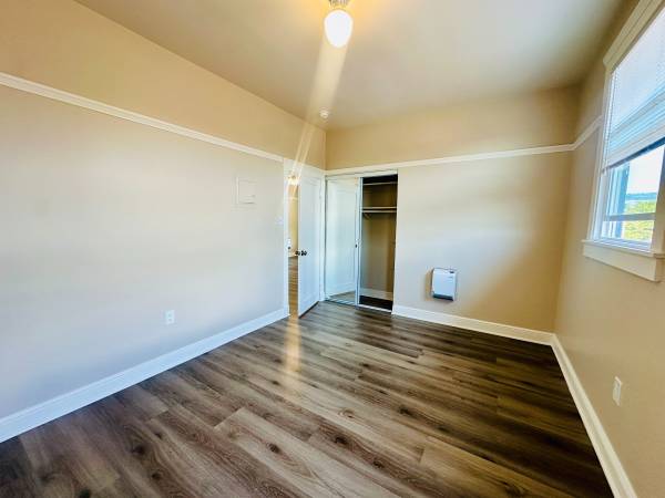 $2,050 / 2br - 650ft2 - Fully Remodeled Top Floor 2bd by Highland Hospital (oakland hills / mills)63880014483073124