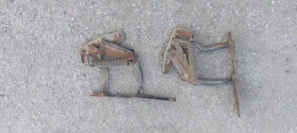 1979 PONTIAC TA HOOD HINGES 1