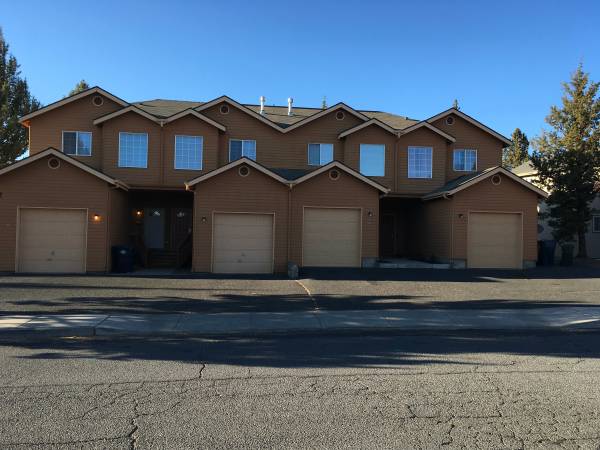 $1,800 / 2br - 1116ft2 - 2305 NE Holliday #2  **1/2 de descuento en el primer mes de alquiler** (Bend)63839289917955120