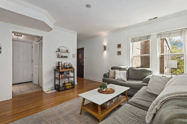 $2,290 / 2br - 1100ft2 - 2br - 2 ba | Bright and sunny top floor Southport Corridor63959878311043120
