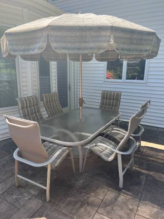 Outdoor Homecrest table, chairs & matching umbrella w/base 1