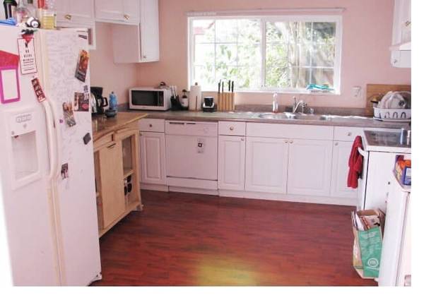$1,200 / 5br - 500ft2 - ¡Comparte una amplia y soleada casa amueblada con una excelente joven profesional! (menlo park)63799516659585120
