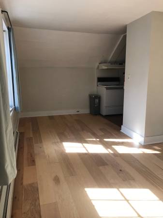 $1,050 / 1br - Charming 2 story, 1 BDRM 1 BA apartment close to town (Brattleboro)63784639331843120