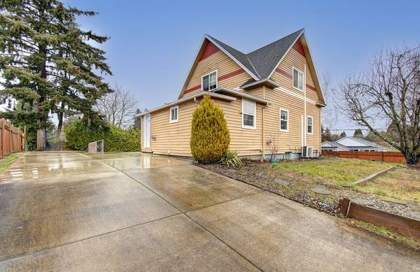 $500,000 / 4br - Spacious Farmhouse Across from Walnut Grove Park (Vancouver)63956923532163120