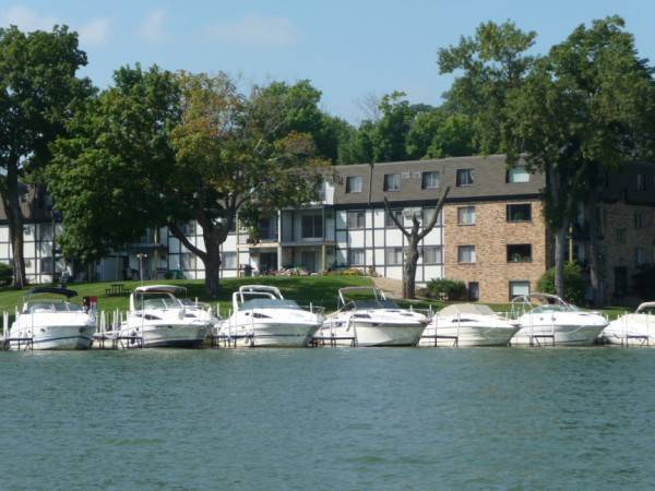 $1,150 / 2br - 1299ft2 - 2BR + Den on Lake Minnetonka, Dakota Trail🌻 (Lake Minnetonka)63797881978497121