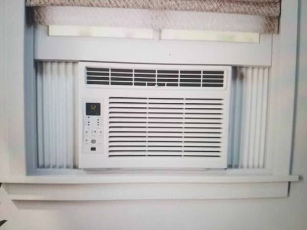 GE 6000btu window AC with side panels 1