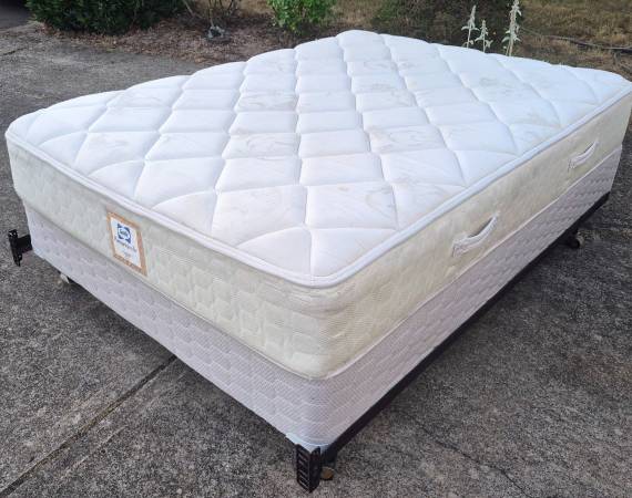 FULL SIZE SEALY PLUSHTOP MATTRESS & BOX SPRING 1