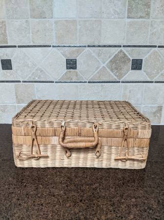 Rattan picnic basket 1