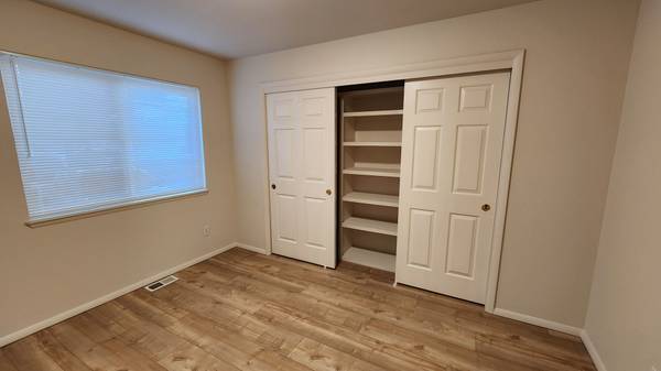 $1,375 / 2br - 1040ft2 - Huge 2br. Apt. $1375 Available now. W + D + much more (Boise Bench)63794970565379124