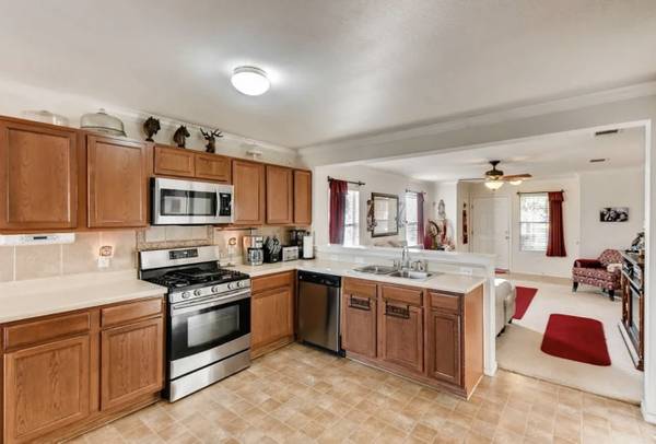 $700 / 3 habitaciones - Se necesita compañero de cuarto (Buda)63310765282305123