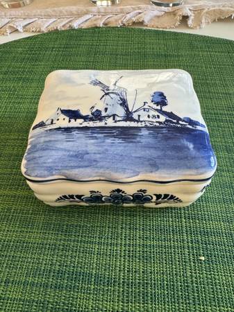 Delft Ceramic Table Box / Trinket Box 1