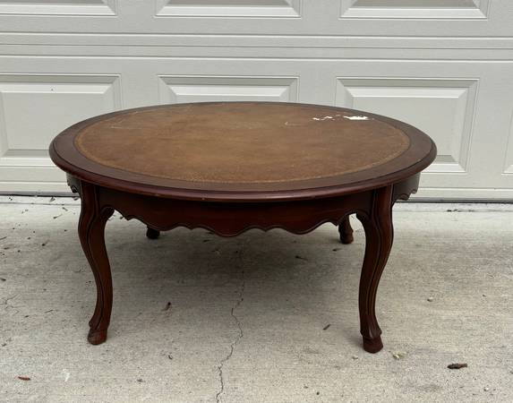 Coffee Table with good bones! 1
