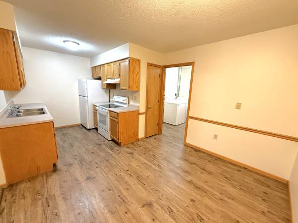 $995 / 2br - 1042ft2 - Spacious 2BR/1BA + Garage – Washer/Dryer + Patio – $995/mo | Altoona (Altoona, WI)63845960168065123