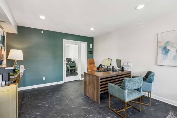 $1,390 / 568ft2 - Euro Style Bedrooms, Fitness Center, Assigned Parking (12601 SE River Rd, Milwaukie, OR)63820848612865122