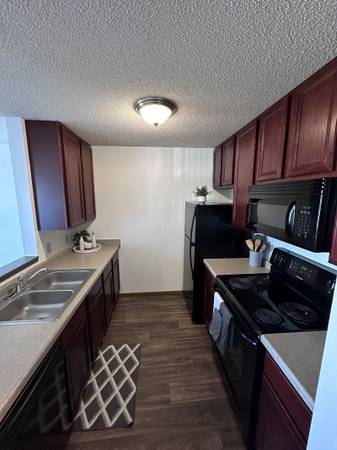 $1,445 / 1br - 659ft2 - You’ll fall in LOVE with the VIEW! Rent Today! (1770 121st Ave NW, Coon Rapids, MN)63990384259330121