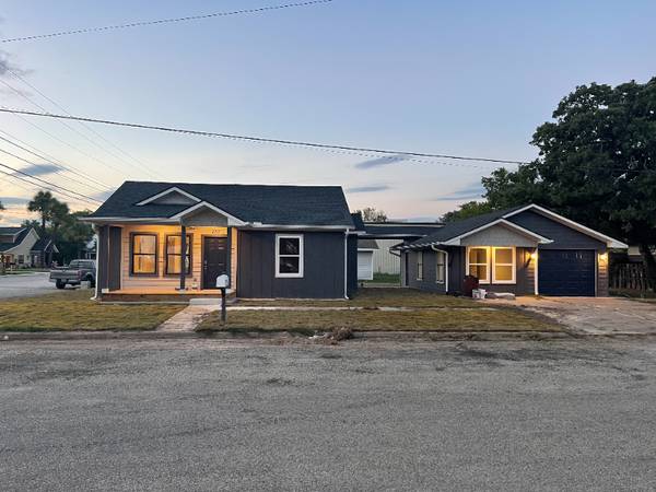 $1900.00 / 4br - 1650ft2 - 407 E Houston St, Giddings, TX64046032984962121