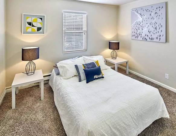$1,699 / 2br - 850ft2 - Lovely, quiet, private, and comfortable. Rent this 2 bd, 1 ba today! (Everett - Forest Park)63688295830273124