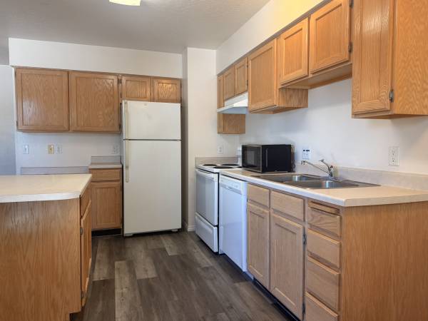 $1,072 / 2br - 800ft2 - New LVP Flooring • Natural Light & Tree Views (Rexburg)63952520313091123