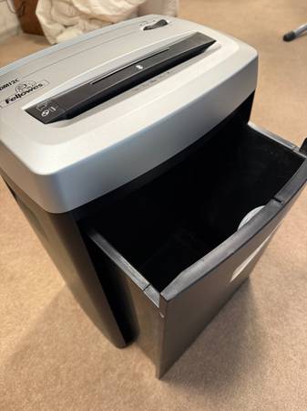 Fellowes DM12C  Paper Shredder 1