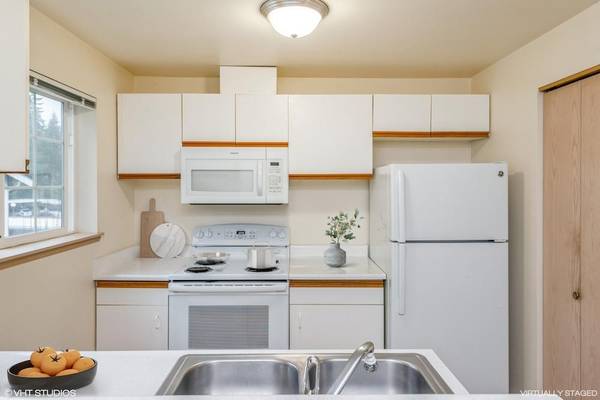 $1,670 / 2br - 862ft2 - Full Sized Washer And Dryer, Medical Facilities, Microwave (Olympia)63995108678787123
