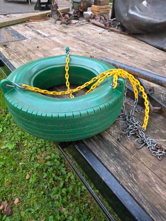 Sturdy plastic tire swing 1