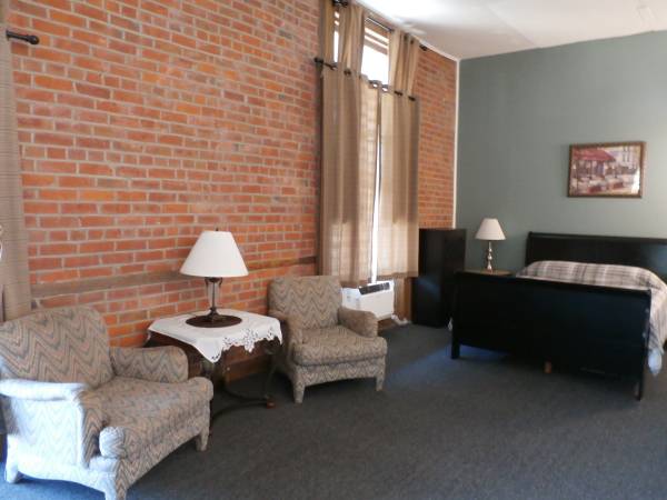 $350 / 1br - 334ft2 - Furnished Studio Apartment one block off St. Charles Ave. (New Orleans)63903650257154123