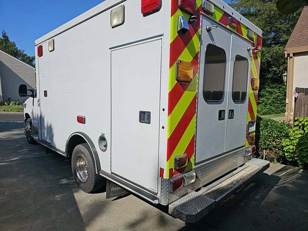 2008 Ford Super Duty E-350 Cutaway DRW Type III Ambulance - $12,99563487813267713122