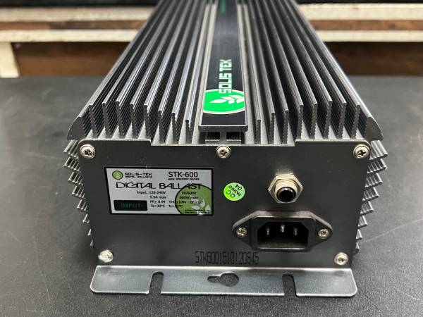 SOLIS TEK STK-600 LUZ CON ENCHUFE Y BALASTRO DIGITAL DE 600 WATTS - $160 (Escondido)63471474956291122