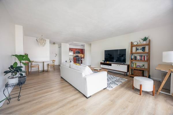 $2,700 / 1br - 793ft2 - Coolidge Corner –-Heat & Hot Water Included - Available Now (Brookline)64213548443649120